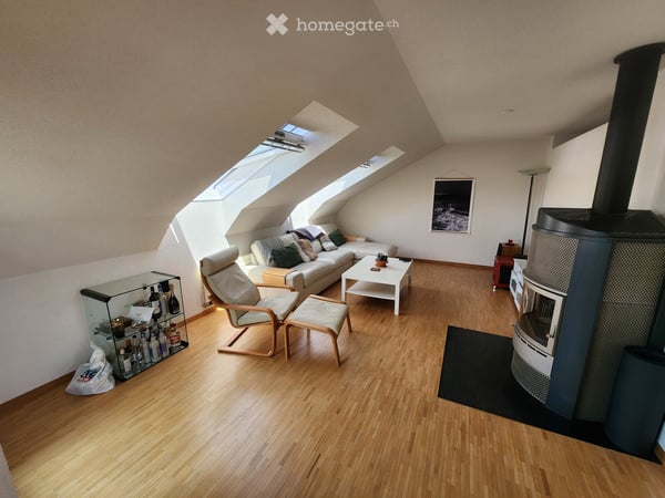 Ruhige, geräumige 3.5-Zimmer-Dachwohnung mit Balkon 3