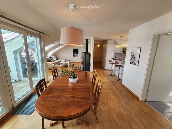 Ruhige, geräumige 3.5-Zimmer-Dachwohnung mit Balkon 2