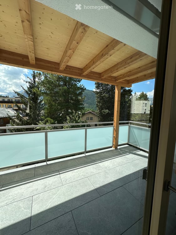 Erstbezug 3.5 Zi-Whg S/W mit grossem sonnigen Balkon in Pontresina 2