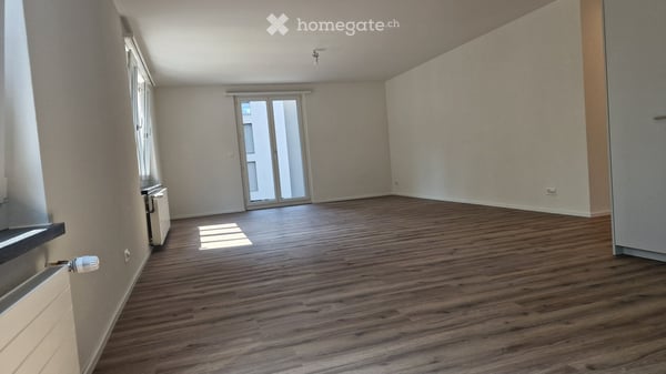 Erstvermietung grosszügiger kernsanierter 2.5-Zimmer-Wohnung im 1. Obergeschoss 3