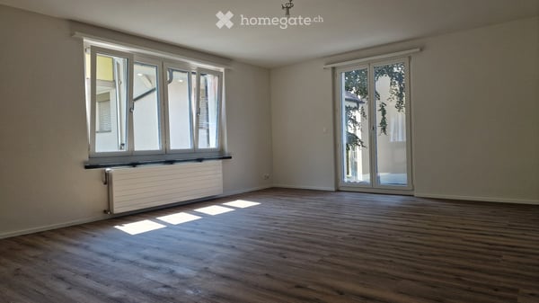 Erstvermietung grosszügiger kernsanierter 2.5-Zimmer-Wohnung im 1. Obergeschoss 2