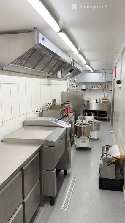 VOLL AUSGESTATTETE GASTRO- / PRODUKTIONSKÜCHE IN PFÄFFIKON ZH – SOFORT BETRIEBSBEREIT 1