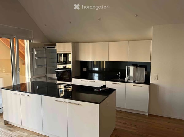Nachmieter gesucht: 2.5-Zimmer-Dachwohnung mit grossem Balkon in Schupfart 3