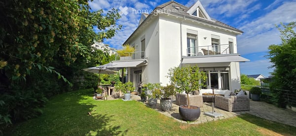 Exklusives 6.5 Zimmer-Einfamilienhaus mit Traumgarten und Seesicht