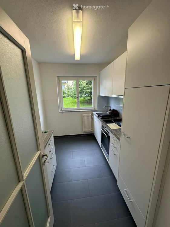 Bright 2.5-Room Apartment with Balcony in Zürich-Wollishofen – Available Mid-September 3
