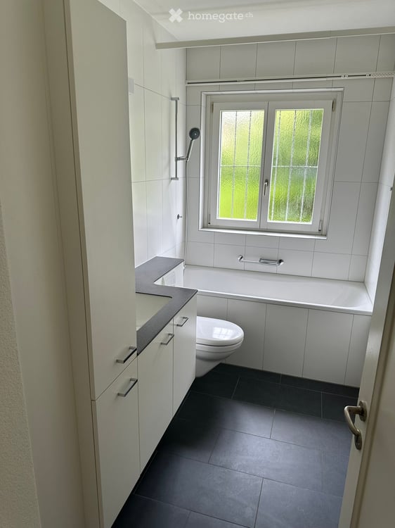 Bright 2.5-Room Apartment with Balcony in Zürich-Wollishofen – Available Mid-September 4