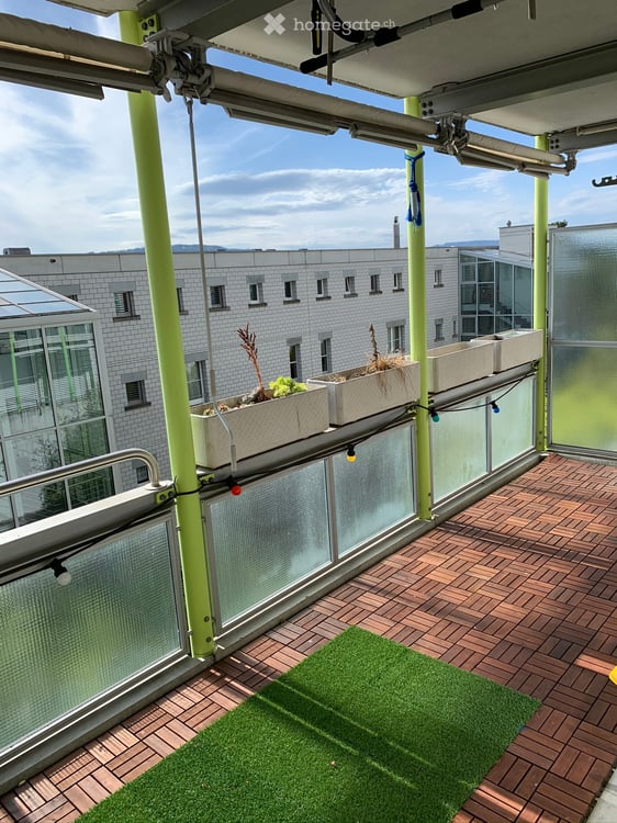 Fully renovated 2.5-room apartment with south-facing balcony and views over Zurich 2