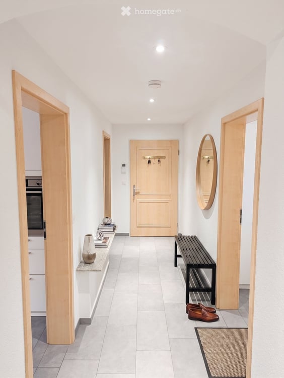 Charming 3.5-Room Apartment with 2 Balconies in Zürich's Vibrant District 4 7