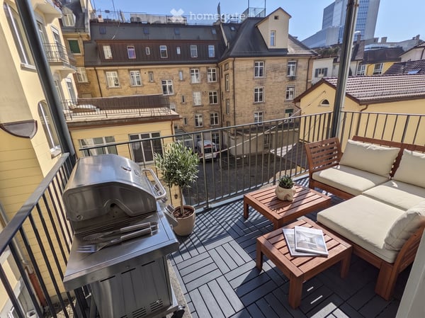 Charming 3.5-Room Apartment with 2 Balconies in Zürich's Vibrant District 4 8