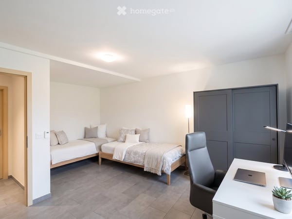 Charming 3.5-Room Apartment with 2 Balconies in Zürich's Vibrant District 4 4