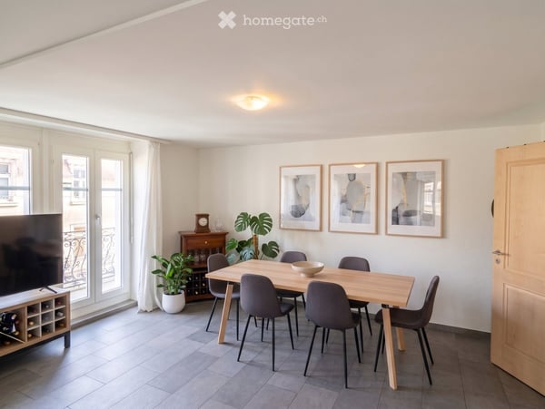 Charming 3.5-Room Apartment with 2 Balconies in Zürich's Vibrant District 4 2
