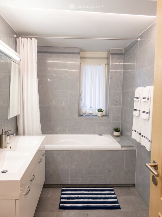 Charming 3.5-Room Apartment with 2 Balconies in Zürich's Vibrant District 4 5