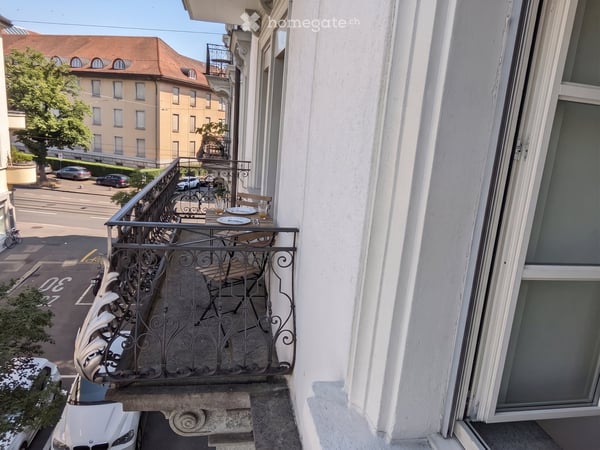 Charming 3.5-Room Apartment with 2 Balconies in Zürich's Vibrant District 4 9