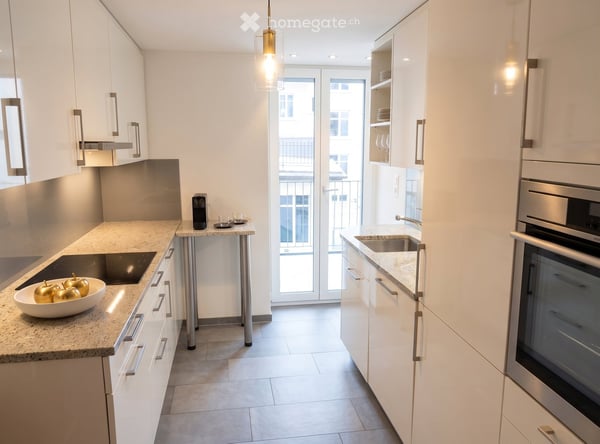 Charming 3.5-Room Apartment with 2 Balconies in Zürich's Vibrant District 4 6