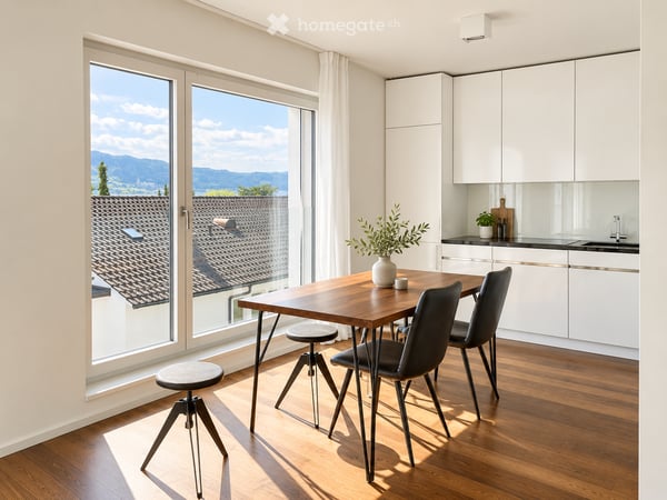 Charmante 2.5-Zimmer-Wohnung mit traumhafter Aussicht in Zürich 8044 2