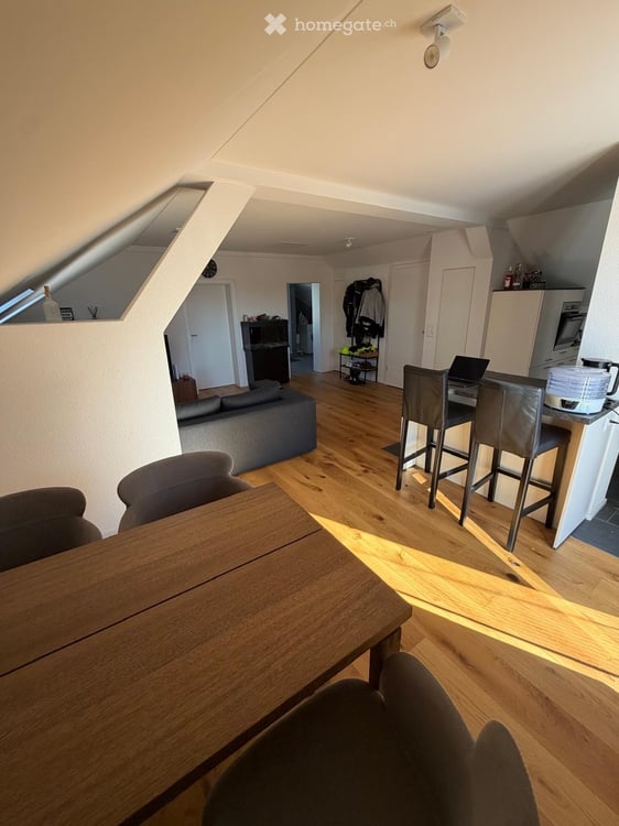 Modern sanierte 2.5-Zimmer-Dachgeschosswohnung mit Weit- und Bergsicht im Herzen von Fehraltorf 5