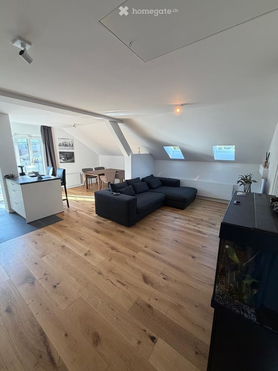 Modern sanierte 2.5-Zimmer-Dachgeschosswohnung mit Weit- und Bergsicht im Herzen von Fehraltorf 2