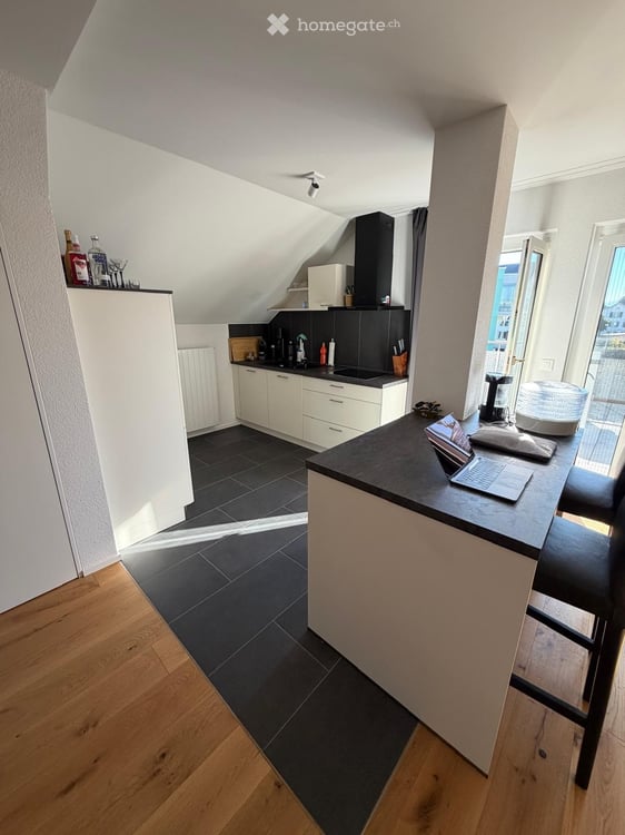 Modern sanierte 2.5-Zimmer-Dachgeschosswohnung mit Weit- und Bergsicht im Herzen von Fehraltorf 6