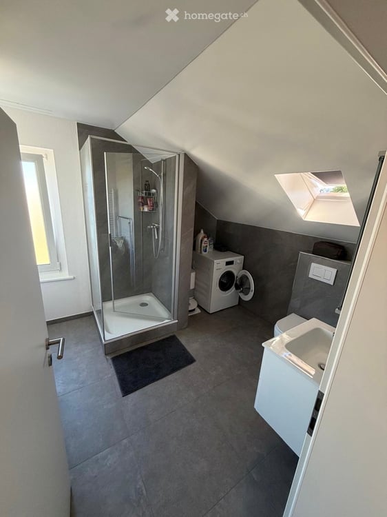 Modern sanierte 2.5-Zimmer-Dachgeschosswohnung mit Weit- und Bergsicht im Herzen von Fehraltorf 9