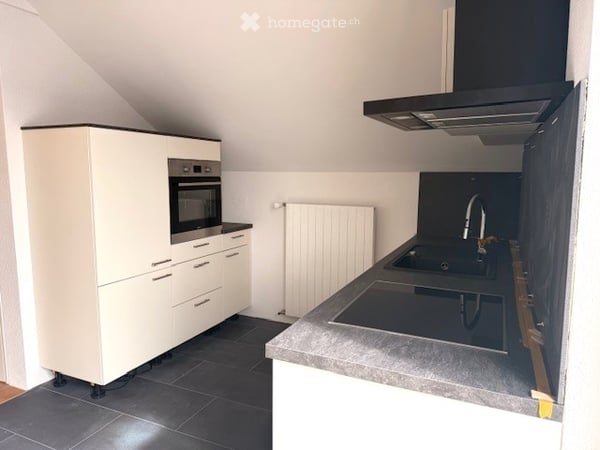 Modern sanierte 2.5-Zimmer-Dachgeschosswohnung mit Weit- und Bergsicht im Herzen von Fehraltorf 3