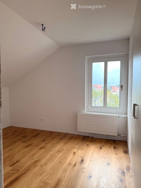 Modern sanierte 2.5-Zimmer-Dachgeschosswohnung mit Weit- und Bergsicht im Herzen von Fehraltorf 7