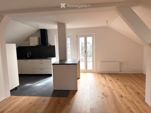 Modern sanierte 2.5-Zimmer-Dachgeschosswohnung mit Weit- und Bergsicht im Herzen von Fehraltorf 1
