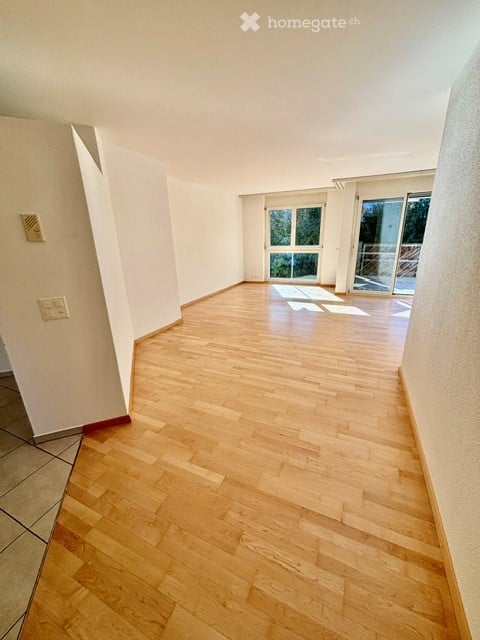 Helle renovierte 3.5-Zimmer-Wohnung mit Balkon im Grünen in Hochfelden bei Bülach 2