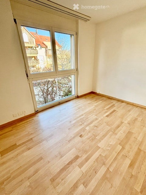 Helle renovierte 3.5-Zimmer-Wohnung mit Balkon im Grünen in Hochfelden bei Bülach 4