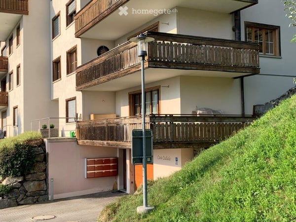 Möblierte 2.5-Zimmer-Wohnung mit Panoramablick in Luven, Graubünden 3