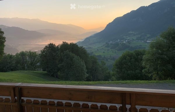 Möblierte 2.5-Zimmer-Wohnung mit Panoramablick in Luven, Graubünden 1