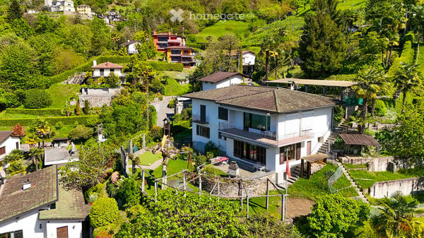 Charmantes Zweifamilienhaus mit Panoramablick auf See und Berge in Caviano