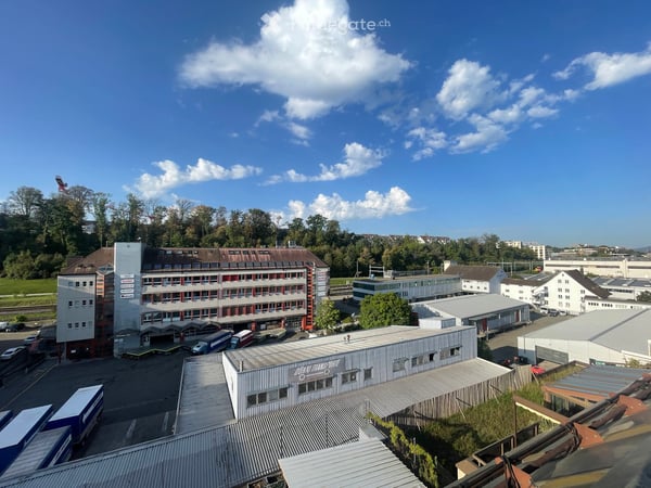 Schöne 4.5-Zimmer-Wohnung mit Terrasse und Garage in Kloten 3