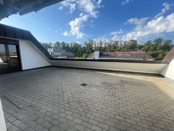 Schöne 4.5-Zimmer-Wohnung mit Terrasse und Garage in Kloten 2