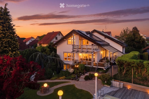 Hochwertige Familienvilla mit Pool und herrlichem Garten in Friedrichshafen