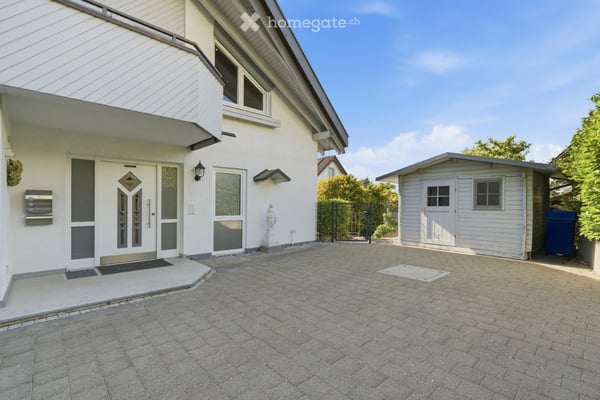Hochwertige Familienvilla mit Pool und herrlichem Garten in Friedrichshafen 3