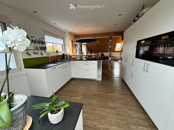 Charmante 4.5-Zimmer-Dachwohnung mit Balkon und schöner Aussicht in Schüpfen 2