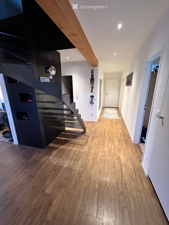 Charmante 4.5-Zimmer-Dachwohnung mit Balkon und schöner Aussicht in Schüpfen 3