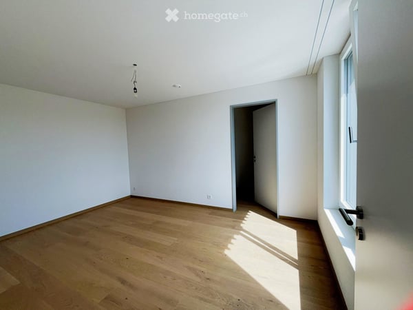 Moderne freistehende 2.5-Zimmer-Neubauwohnung mit gedecktem Balkon und kleinem Gartensitzplatz 5