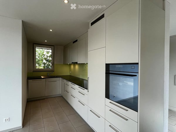 Moderne freistehende 2.5-Zimmer-Neubauwohnung mit gedecktem Balkon und kleinem Gartensitzplatz 3