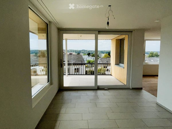 Moderne freistehende 2.5-Zimmer-Neubauwohnung mit gedecktem Balkon und kleinem Gartensitzplatz 1