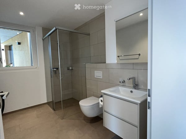 Moderne freistehende 2.5-Zimmer-Neubauwohnung mit gedecktem Balkon und kleinem Gartensitzplatz 6