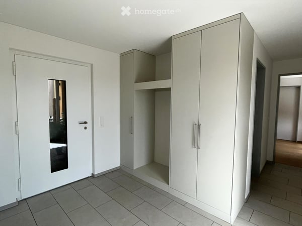 Moderne freistehende 2.5-Zimmer-Neubauwohnung mit gedecktem Balkon und kleinem Gartensitzplatz 4