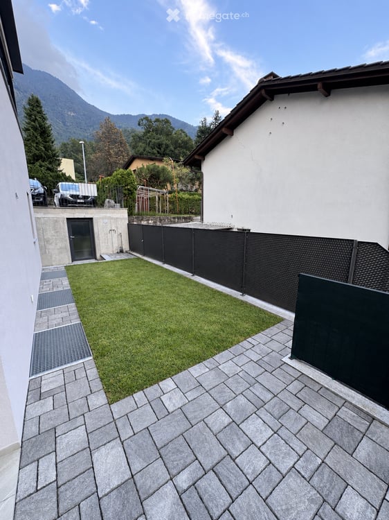 Moderno 2,5 locali con giardino esclusivo a Claro 9