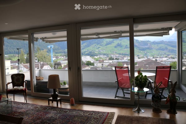 Helle 4.5-Zimmer-Wohnung im obersten Stock mit Lift und Weisicht im ruhigen Dorfkern von Schwyz