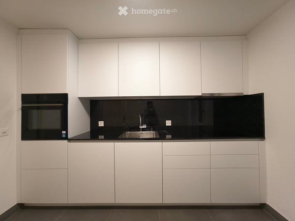 Charming 3.5-Room Apartment in Zürich's Vibrant District 6 – Available Immediately 6