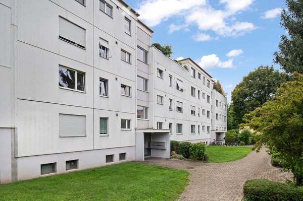 Charmante 4-Zimmer-Wohnung mit Balkon und schöner Aussicht ins Grüne in Mönchaltorf