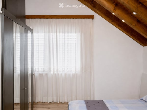 Helle 3½-Zimmer-Dachwohnung mit Balkon und Cheminée in Lachen SZ 7