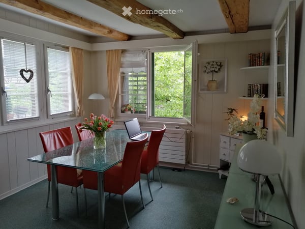Charmante 3.5-Zimmer-Dachwohnung in historischem Gebäude in Uhwiesen 1
