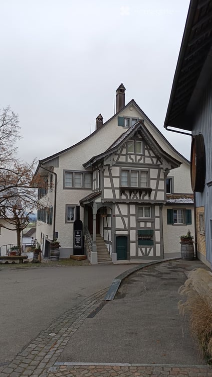 Charmante 3.5-Zimmer-Dachwohnung in historischem Gebäude in Uhwiesen 12
