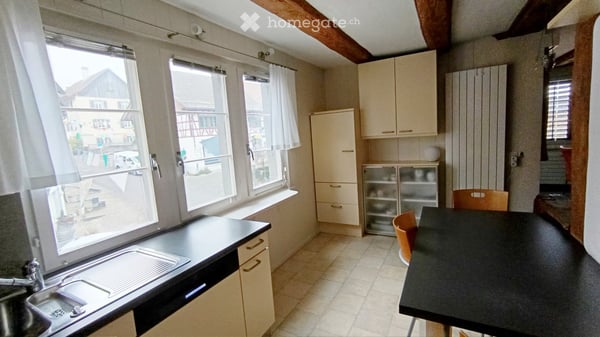 Charmante 3.5-Zimmer-Dachwohnung in historischem Gebäude in Uhwiesen 3